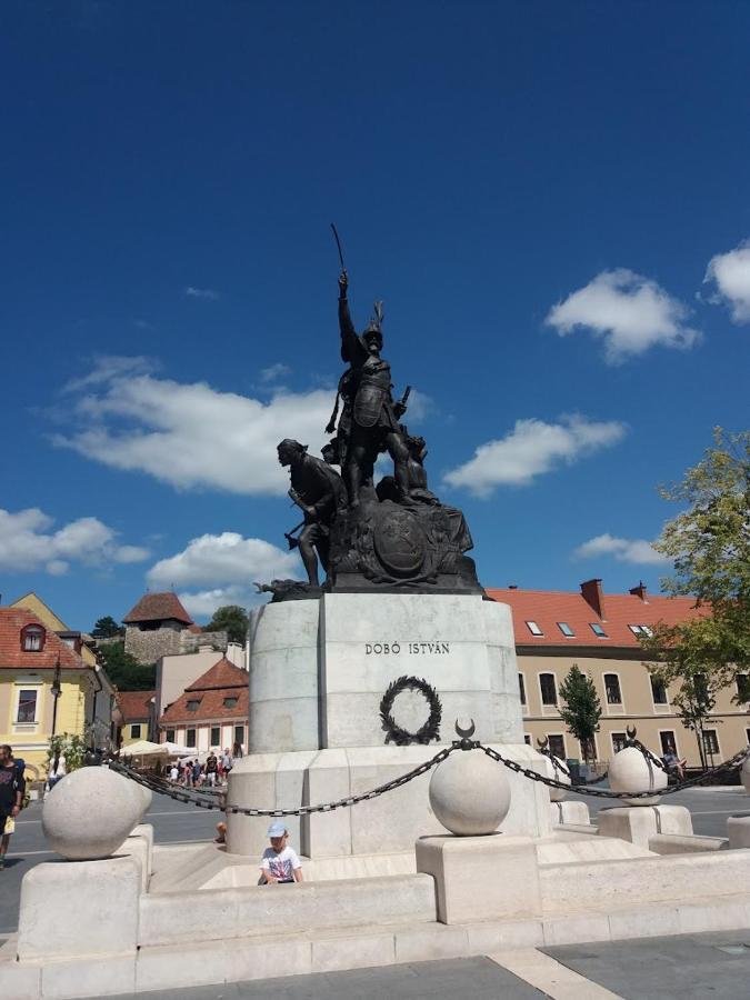 Belvárosi apartman Eger Esterno foto