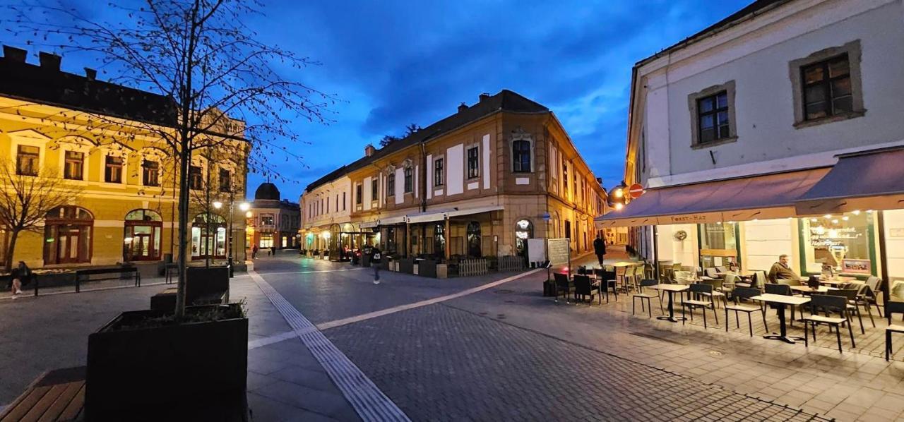 Belvárosi apartman Eger Esterno foto